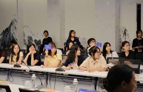 Từ góc độ thực hành, sinh viên được đặt vào các tình huống cụ thể để nhận diện cách thông tin có thể tác động đến cảm xúc, niềm tin và hành vi. Qua đó, quy trình kiểm chứng được cụ thể hóa từ xác định nguồn gốc nội dung, đánh giá độ tin cậy đến đối chiếu với các nguồn độc lập.