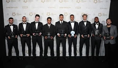 Bruno Fernandes cùng các cầu thủ góp mặt trong Đội hình tiêu biểu mùa giải 2025-2026 của PFA tại lễ trao giải ở Manchester, Anh, ngày 25/8. (Nguồn: Getty Images)