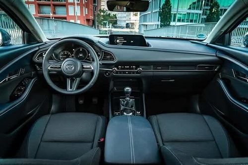 Khoang nội thất Mazda CX-30 được thiết kế theo hướng tối giản và tập trung vào người lái.