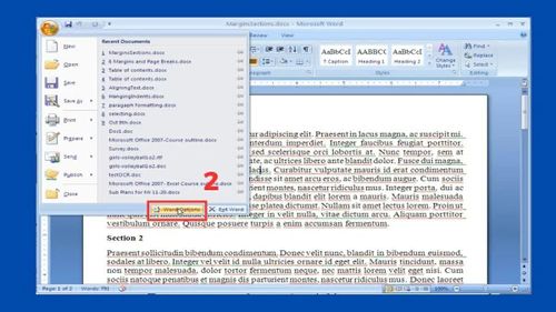 Trong menu vừa mở, chọn Word Options/Options để truy cập phần thiết lập.