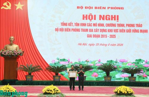 Thừa ủy quyền của Chủ tịch nước, Đại tướng Phan Văn Giang trao Huân chương Lao động hạng Ba tặng Thiếu tướng Vũ Quốc Ân, Phó Chính ủy Bộ đội Biên phòng vì đã có thành tích xuất sắc trong tổ chức thực hiện Chương trình “Xuân Biên phòng ấm lòng dân bản”, góp phần vào sự nghiệp xây dựng chủ nghĩa xã hội và bảo vệ Tổ quốc. Ảnh: Ngọc Lâm
