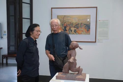 Nghệ sĩ và công chúng tham quan không gian trưng bày. Ảnh: Bộ VHTT&DL