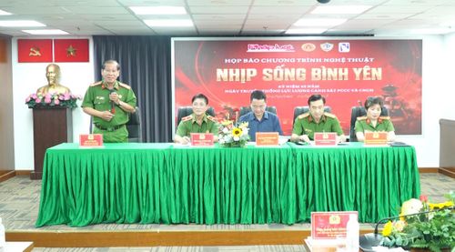 Ban tổ chức trả lời các câu hỏi của báo chí xoay quanh nội dung chương trình. (Ảnh Hồng Nhân)