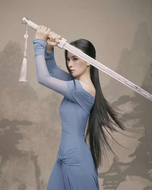 Tạo hình của Thiên Tú trong Hộ linh tráng sĩ. Cô đóng cặp cùng "mỹ nam nghìn tỷ đồng" Tuấn Trần.