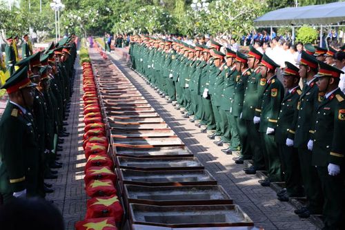 Giờ phút trang nghiêm tiễn đưa 38 liệt sĩ về nơi an nghỉ cùng đồng đội.