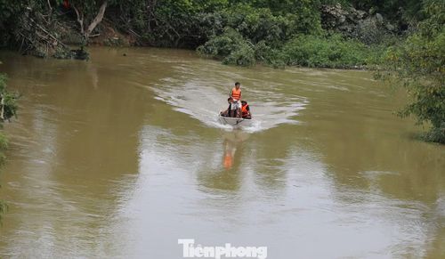 Lực lượng chức năng đang tiếp tục tìm kiếm nạn nhân còn lại