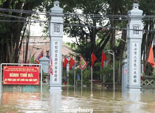  Nước lũ tràn vào Đình Thổ Hà﻿. 
