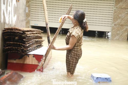 Do ảnh hưởng của mưa lũ, người dân Thổ Hà tạm dừng làm nghề bánh đa nem.