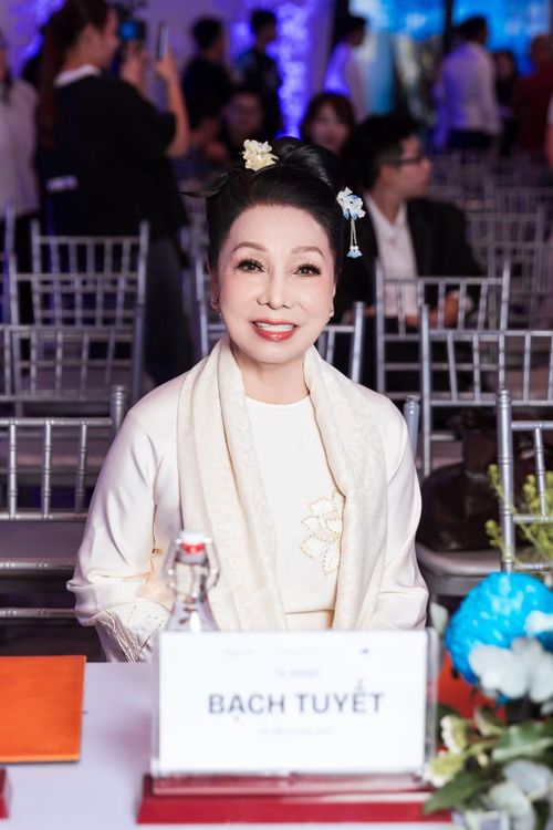 Tiến sĩ, NSND Bạch Tuyết làm cố vấn cho Phương Mỹ Chi.