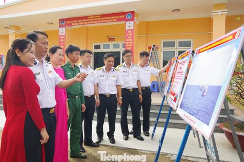 Đại biểu tham quan khu vực trưng bày ảnh do Lữ đoàn 125, Vùng 2 Hải quân thực hiện.
