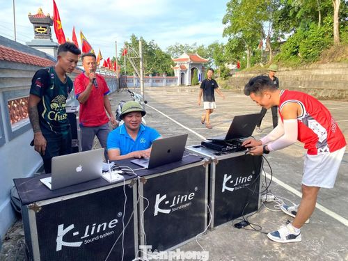 Những công đoạn cuối cùng được hoàn thiện để phục vụ bà con nhân dân ở quê hương Đình Bắc xem trận bóng đá.