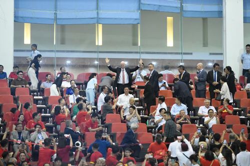 Chủ tịch Liên đoàn Bóng đá Thế giới (FIFA), Gianni Infantino, xuất hiện trên khán đài. Công tác tổ chức trên sân Mỹ Đình trước trận chung kết lượt về diễn ra trơn tru, vừa đủ để hâm nóng không khí. Đó chính là một cách để bóng đá Việt Nam ghi điểm với chủ tịch FIFA về sự chỉn chu, chuyên nghiệp.