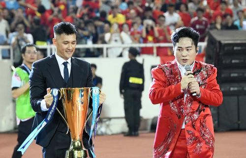 Khoảnh khắc được chờ đợi nhất xuất hiện trên sân Mỹ Đình. Tùng Dương hát Khát vọng vinh quang để khuấy động không khí, "dọn đường" cho danh thủ Lê Công Vinh mang chiếc cúp tiến ra mặt cỏ sân Mỹ Đình. Ở trận chung kết lượt đi, danh thủ Kiatisak của Thái Lan nhận vinh dự rước cúp. Và tại sân Mỹ Đình, không còn ai phù hợp hơn Công Vinh.
