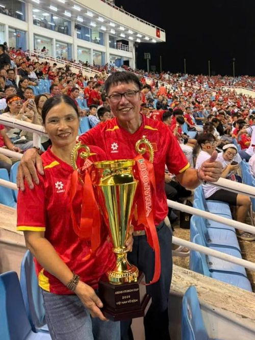 Bố mẹ của Văn Hậu chụp ảnh cùng mô hình chiếc cúp trước giờ bóng lăn. “Cả gia đình ai cũng háo hức. Chúng tôi mong muốn được có mặt trên khán đài, được hò reo, cổ vũ và nhìn thấy con thi đấu trong màu áo đội tuyển Việt Nam. Chúc các con thật nhiều sức khỏe, thi đấu tự tin, đoàn kết và chiến đấu hết mình vì màu cờ sắc áo. Hy vọng đội tuyển Việt Nam sẽ giành chiến thắng trước Thái Lan, để niềm vui được trọn vẹn với người hâm mộ và với mỗi gia đình có con em đang cống hiến cho đội tuyển”, ông Thắng chia sẻ với PV Tiền Phong.