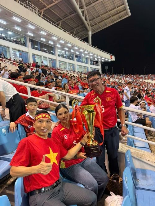Ông Đoàn Quốc Thắng và bà Đỗ Thị Nụ, bố mẹ Đoàn Văn Hậu, cùng các thành viên trong gia đình có mặt tại Hà Nội từ sáng sớm 26/8. Cả gia đình mặc áo đỏ, mang theo mô hình chiếc cúp lên khán đài, kỳ vọng Văn Hậu và đồng đội duy trì lợi thế hai bàn để bảo vệ chức vô địch ASEAN Cup.