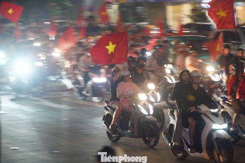 Niềm vui chiến thắng lấn át hoàn toàn cơn buồn ngủ. Ai cũng mang vẻ mặt hân hoan.