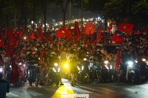 Dù đang đi bão, người thủ đô vẫn nghiêm chỉnh chấp hành giao thông.