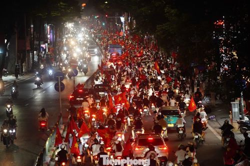 Biển người đổ ra đường ăn mừng. Tuyến phố Tây Sơn hướng về trung tâm đông nghịt cổ động viên.