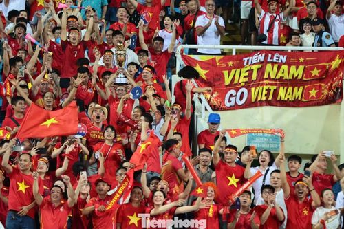 Hàng nghìn cổ động viên reo hò ăn mừng.