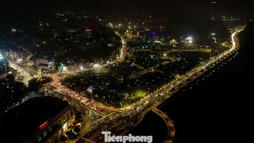 Biển cổ động viên Quảng Ninh đổ về trục đường cột đồng hồ, đường bao biển Trần Quốc Nghiễn để ăn mừng.