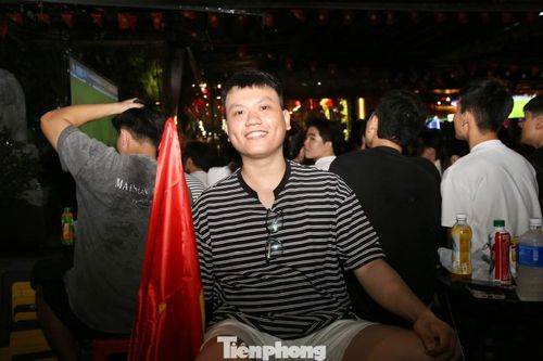 Anh Nguyễn Văn Trí Tâm, một cổ động viên, chia sẻ các trận đấu giữa Việt Nam và Thái Lan luôn nhận được sự quan tâm đặc biệt. “Hôm nay là trận chung kết lượt về nên tôi cùng bạn bè xuống phố từ sớm. Hy vọng đội tuyển Việt Nam sẽ thi đấu thật tốt trong hiệp 2 và giành chức vô địch”, anh Tâm nói.