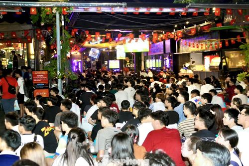 Đông đảo người hâm mộ Đà Nẵng đổ về các quán cà phê để theo dõi và cổ vũ đội tuyển Việt Nam.