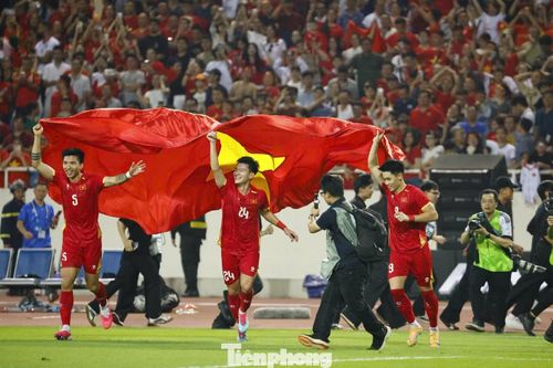 Khoảnh khắc vừa thiêng liêng, vừa đáng tự hào.