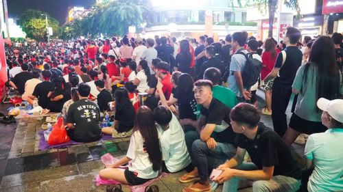 Nhiều bạn trẻ chấp nhận ngồi xa hơn để nhường vị trí cho người lớn và các gia đình có trẻ nhỏ. Dù đông người nhưng mọi người ngồi rất trật tự, có hàng lối, không chen lấn, xô đẩy.