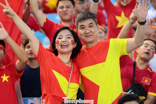 Nhiều cổ động viên dán quốc kỳ lên má, đội băng đô mang những dòng chữ cổ vũ tuyển Việt Nam.