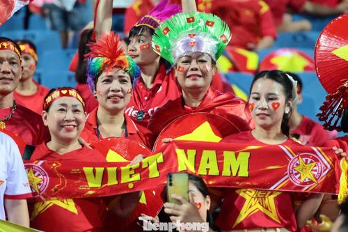  Hiệp một khép lại với tỷ số 0-1 nghiêng về Thái Lan. Hàng vạn cổ động viên vẫn ở lại với nhịp trống, tiếng hò reo và những lá cờ không ngừng tung bay﻿. 