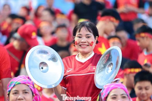 Không ít người mang theo trống, loa và đạo cụ tự chế để khuấy động khán đài. Các nhóm cổ động viên cũng tạo dấu ấn với những lá cờ caro, biểu tượng riêng và những màn hô vang kéo dài.
