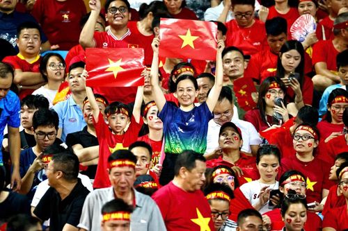 Không lâu sau pha thoát thua, tuyển Việt Nam vùng lên. Khi bàn thắng gỡ hòa xuất hiện, sân Mỹ Đình nổ tung. Từ các khán đài, hàng vạn người đồng loạt bật dậy. Tiếng reo hò át cả tiếng trống, tiếng kèn và những lời cổ vũ vốn chưa từng ngừng lại từ đầu trận.