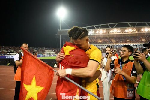 Cái ôm của những người chiến thắng.