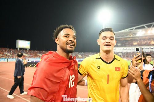 Xuân Son và Lê Giang Patrik chia sẻ khoảnh khắc ăn mừng. Lê Giang Patrik cũng là Thủ môn xuất sắc nhất ASEAN Cup 2026.