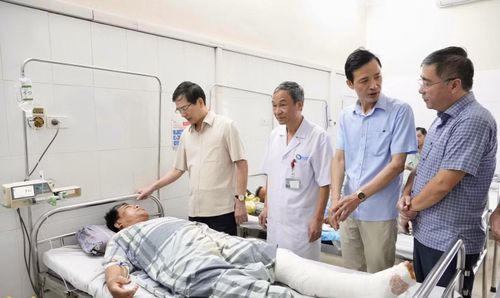Ông Vũ Quyết Tiến, Phó Bí thư Tỉnh ủy, Chủ tịch Ủy ban MTTQ tỉnh, thăm, tặng quà, động viên anh Nguyễn Văn Hoàng điều trị tại Bệnh viện Bãi Cháy.