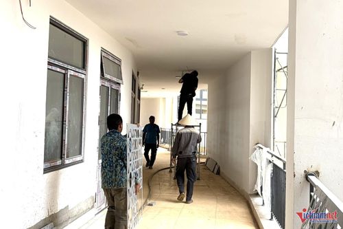 Một số công nhân đang thi công hành lang phòng học của khối tiểu học. Ảnh: NKH