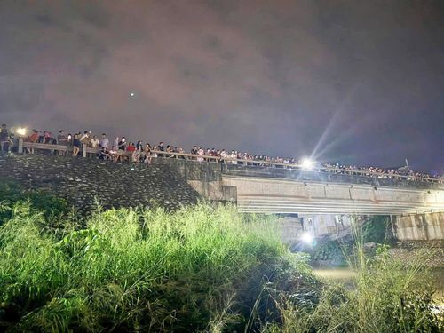 Tối ngày 25/8, rất đông người đến khu vực cầu Linh Nham để theo dõi công tác tìm kiếm. Ảnh: Đ.B