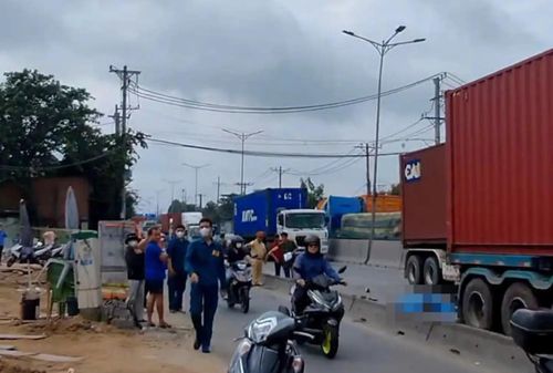 Thi thể nạn nhân nằm bên trong làn ô tô. Ảnh: V.L