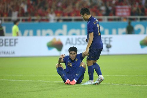 ... rồi sút tung lưới nhà