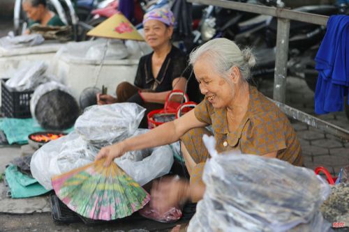Người mua, người bán đều phấn khởi...