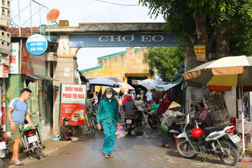 Cũng trong sáng 14/7 âm lịch, tại Chợ Eo (xã Đông Kinh) phiên chợ Rằm tháng Bảy tấp nập người bán, mua.