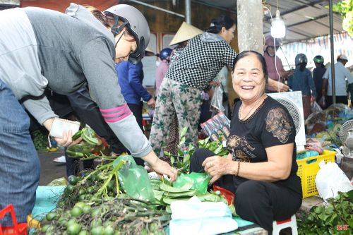Một trong những mặt hàng bán chạy nhất phiên chợ quê ngày Rằm tháng Bảy là cau, trầu.