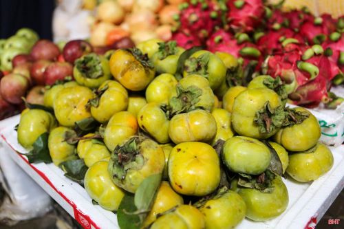 Khác với phiên chợ thường, phiên Rằm tháng Bảy rộn ràng với nhiều màu sắc của hoa tươi đến các thức quả.