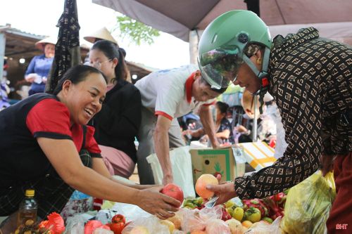 Tất cả tạo nên một phiên chợ quê Rằm tháng Bảy nhộn nhịp, vui tươi chất chứa tình đất, tình người hồn hậu của văn hóa, con người miền quê Hà Tĩnh.