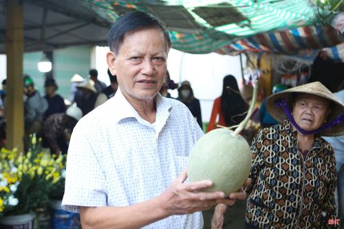 Đi chợ Rằm tháng Bảy với nhiều người không chỉ là bán mua mà còn là cách để cảm nhận nhịp sống quê hương, nhất là với những người trở về sau nhiều năm xa quê. Ông Nguyễn Tiến Đức (quê xã Mai Phụ) cho biết: "Hơn 50 năm xa quê lập nghiệp ở Hà Nội, vì vậy mỗi lần về quê dịp Rằm tháng Bảy, tôi thường đi chợ. Phiên chợ rằm không chỉ giúp tôi thấy được đời sống của bà con hôm nay mà còn cảm thấy tuổi thơ như ùa về, những ngày theo bố, mẹ háo hức đi chợ".