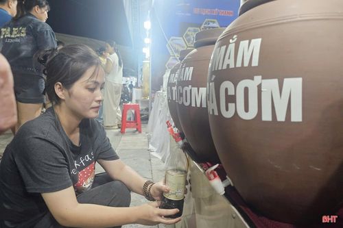 Sản phẩm của Công ty CP Nước mắm Tĩnh Gia được bán trực tiếp từ chum sành đến tay khách hàng.