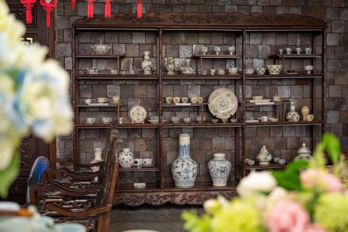Các sản phẩm gốm sứ tinh hoa tại Bát Tràng. (Ảnh: Minh Sơn/Vietnam+)