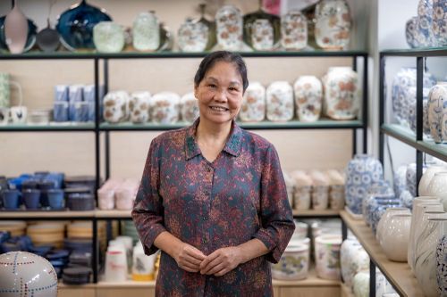 Bà Hà Thị Vinh, Nghệ nhân Bát Tràng, Phó Chủ tịch Hiệp hội Làng nghề Việt Nam, Chủ tịch Hiệp hội Thủ công mỹ nghệ và Làng nghề Hà Nội, là một trong những người dành nhiều tâm huyết cho việc bảo tồn và phát triển làng nghề theo hướng bền vững, gắn giá trị truyền thống với yêu cầu của đời sống hiện đại. (Ảnh: Minh Sơn/Vietnam+)