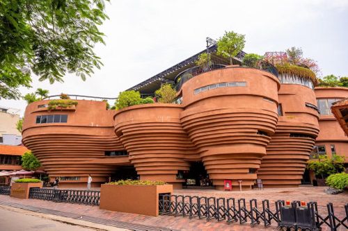 Bảo tàng gốm sứ Bát Tràng (thuộc dự án Trung tâm Tinh hoa Làng nghề Việt) là công trình do Công ty TNHH Gốm sứ Quang Vinh, đại diện là Nghệ nhân Hà Thị Vinh, phối hợp với Hiệp hội làng nghề Hà Nội đầu tư và thực hiện. Công trình có thiết kế độc đáo hình bàn xoay gốm do kiến trúc sư Hoàng Thúc Hào thực hiện. (Ảnh: Minh Sơn/Vietnam+)