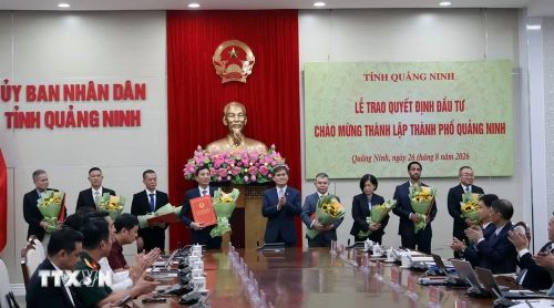 Ủy ban Nhân dân tỉnh Quảng Ninh trao quyết định đầu tư cho 16 dự án với tổng mức đầu tư khoảng 16.075 tỷ đồng. (Ảnh: Đức Hiếu/TTXVN)